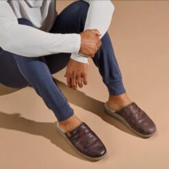 OluKai Mua 'Ili - Dark Wood / Silt 13 OluKai Mua 'Ili - Dark Wood / Silt -Olukai 10502 6321 102 M MUA ILI DkWoodSilt