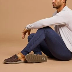 OluKai Mua 'Ili - Dark Wood / Silt 17 OluKai Mua 'Ili - Dark Wood / Silt -Olukai 10502 6321 103 M MUA ILI DkWoodSilt V2