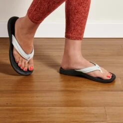 OluKai ‘Ohana - White / Black 9 OluKai ‘Ohana - White / Black -Olukai 20110 4R40 102 W Ohana WhtBlk Web Opt