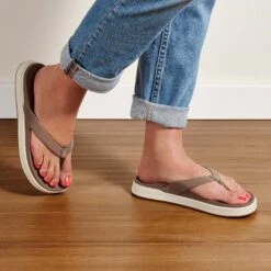 OluKai Nu‘a Pi‘o - Warm Taupe -Olukai 20445 WMWM 102 W Nu aPi o WmtpWmtp Web Opt