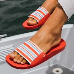 OluKai Kīpuni - Lehua Flower / Stripe 10 OluKai Kīpuni - Lehua Flower / Stripe -Olukai 20508 LFZP 101 Kipuni