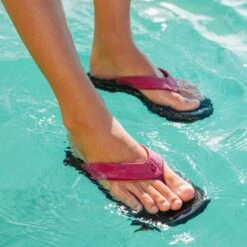 OluKai ‘Ohana - Orchid Flower / Black -Olukai Ohana OrchidFlower galleryimage 05